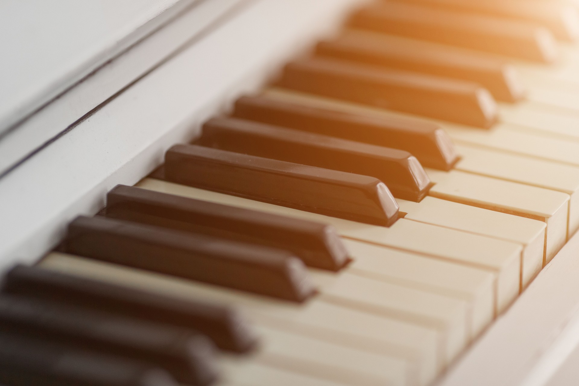 Teclado de piano closeup com luz solar