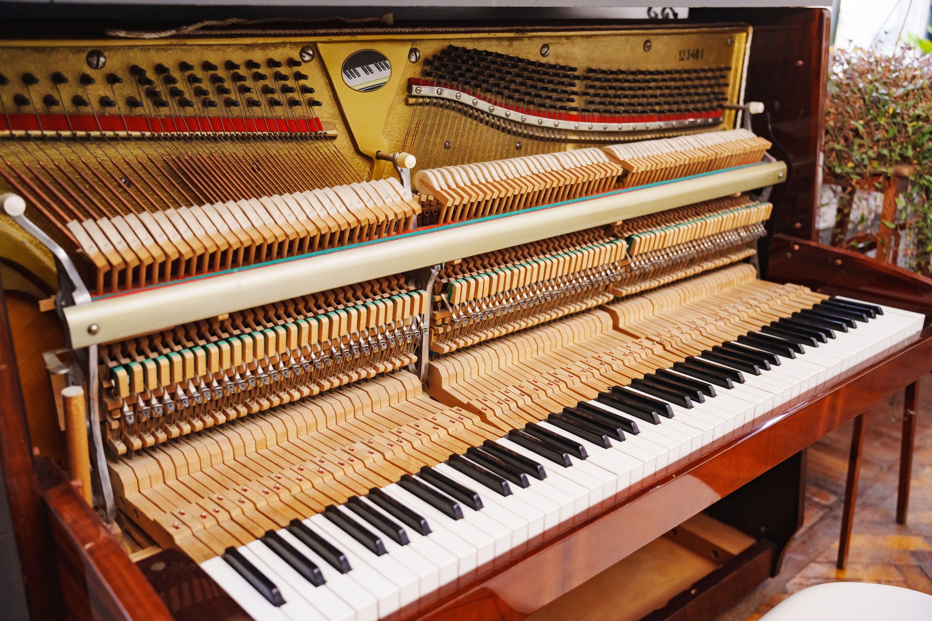 Piano vintage exclusivo mostrando mecânica intrincada e design rico em madeira