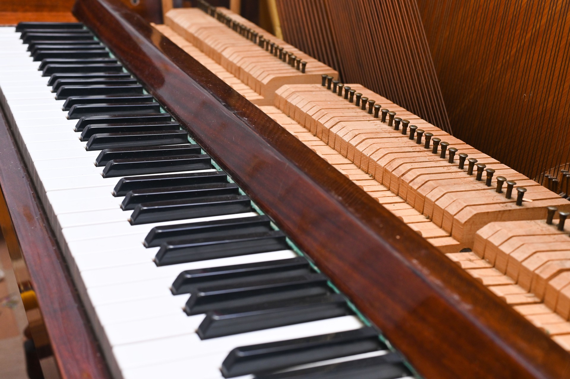 o teclado no piano desmontado. O piano está em reparo